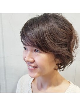 シェヴー(Cheveux) カジュアルエレガント◆くせ毛さんの前下がりショートボブ