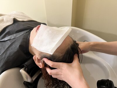 人気のヘッドスパで頭皮の汚れを取り除き、血行促進を