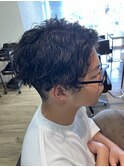 刈り上げセンターパートサーフカールブルーブラッフェザーパーマ