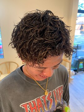 シフト(SHEEFT) メンズパーマ☆20代30代人気！波巻きスパイラル×刈り上げ