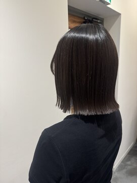 リリアーナ(LILIANA) ミニボブ 切りっぱなしボブ 縮毛矯正 髪質改善 アッシュカラー