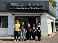 ベラアンドヘア(BELLA&HAIR)の雰囲気（毎月サロンの前でスタッフみんなの集合写真を撮っています）