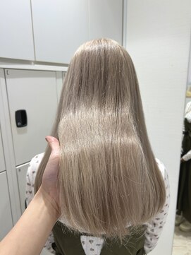 ケンジ 平塚 アネッタ(KENJE annetta) 艶髪ハイトーン/ブランドヘアー