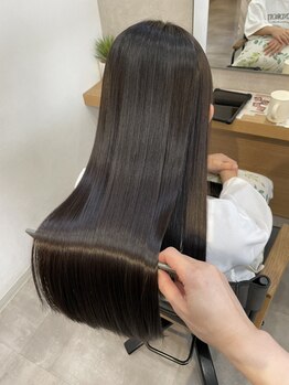 アンドビー(&b.)の写真/【今までの縮毛矯正にない柔らかい手触りとサラ艶髪へ】＆b.自慢の縮毛矯正が大人気！