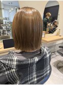 艶感ベージュの切りっぱなしボブ