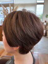 コナ(CONA)&nbsp;明るめグレーカラー伸ばしかけショート