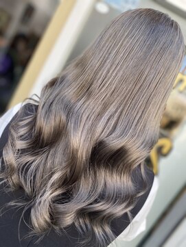 ラビス クローバー(Lovis clover) ミディアムヘア グレージュカラー デザインカラー