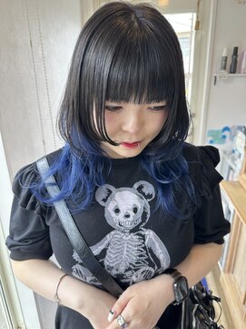 ホワイト(WHITE HAIR@NICOLA) ウルフヘアインナーカラー姫カットブルーブラックネイビー