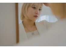 『デザインカラー』抜け感と立体感で魅せる、大人のデザインカラースタイル