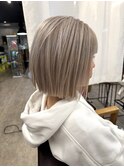ダブルカラー 切りっぱなしボブ ホワイトベージュ ブリーチ 20代
