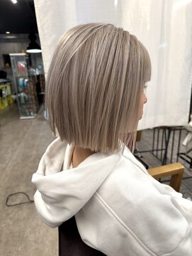 ルーナヘアー(LUNA hair) ダブルカラー 切りっぱなしボブ ホワイトベージュ ブリーチ 20代
