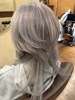穀雨(Kokuu) 【グレージュ】大人セミロングレイヤーで小顔魅せ