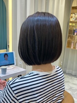 ロンドプランタン 恵比寿(Lond Printemps) 首元すっきり見えるうちに収まる前下がりボブ