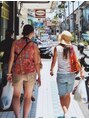 ヘアーカズゥ hair kazoo 2006年バリ旅行クタのマーケットで何やら物色中…