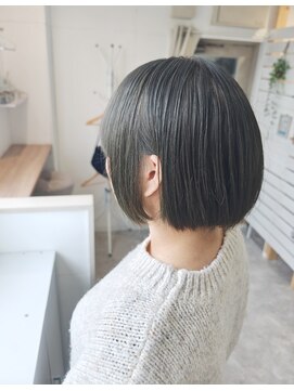 トパーズ(topaz) オリーブカラー+切りっぱなしボブ