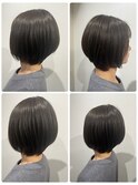 グレーアッシュでクールな艶感のある前下がりスタイル