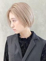 シオン(shion)&nbsp;ホワイトグレージュショートくびれヘア顔周りレイヤー_ba324942