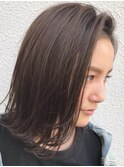 艶ストレート、外ハネ、グレージュ