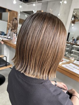 アトリエ ジジ(atelier ZiZi) 切りっぱなし外ハネ×白髪ぼかし