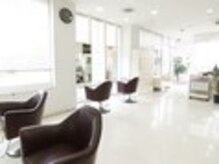 ヘアーナシータ 本店(HAIR NACITA)の雰囲気（白基調の明るい店内です！）
