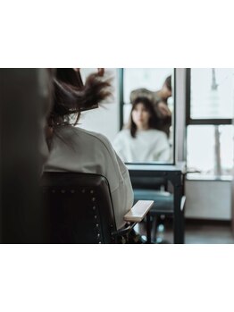 "丁寧なカウンセリング×マンツーマン施術"で、お悩みや理想を把握し、あなたの理想の髪質を叶えます…＊