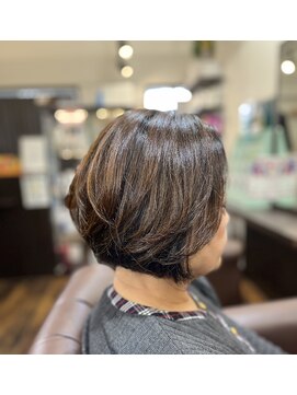 カウスリップ ヘアークリニック(Cowslip hair clinic) ヘアマニキュアで白髪ぼかしのショートボブ