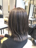グレージュカラー　立体感が可愛いハイライトカラー