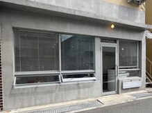 インザヌーク(INN the neuk)の雰囲気（大きな窓から光が差し込む、住宅街に佇む隠れ家サロン）