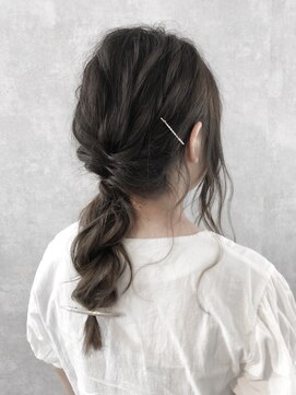 イール(iIIL) 【iIIL hair lounge】大人シンプル上品ポニーテール
