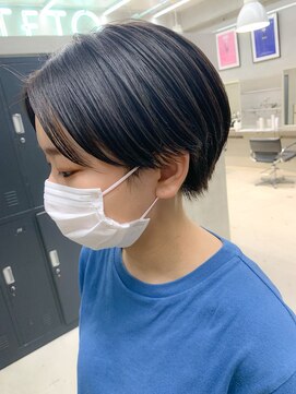 テトヘアー(teto hair) ハンサムショート、センターパート、オリーブベージュ