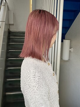 スー 渋谷(suu) コーラルピンク切りっぱなしボブ前髪ありミニボブピンクベージュ