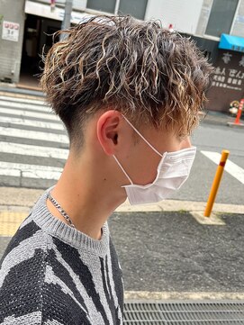 エルマーク 京橋(L-MARK) ダブルカラースパイラルパーマツイストパーマフェード短髪