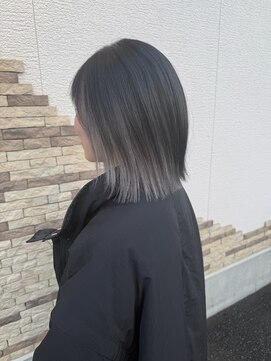 ヘアーアンドライフミルコ(miRuko) シルバーのインナーカラー