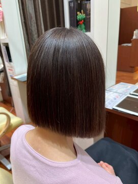 大人可愛い透け感前下がり美シルエット大人ボブ