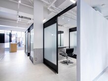 オシャレな白髪ぼかしハイライト[脱白髪染め/明るい白髪染め]