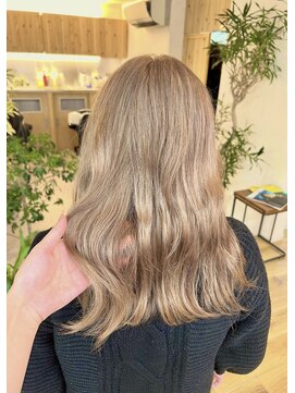 アローナ(ARONA) 20代30代冬カラーブリーチカラー透明感ミルクティーグレージュ