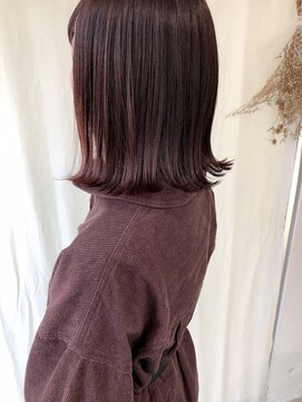 ツイギー 伊賀上ビル店(TWiGGY) 赤髪、切りっぱなしボブ。