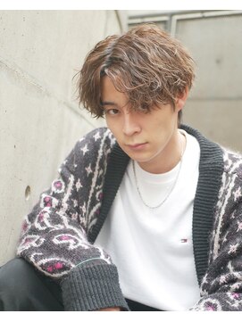 イーラ(era) ツイストスパイラルパーマセンターパート刈り上げマッシュ