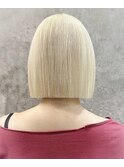 抜きっぱなしホワイトブロンド切りっぱなしショートボブ