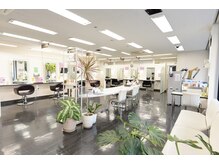 外からの光が差し込み、開放感のある店内☆