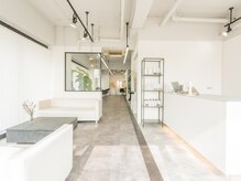 ドルチェカラー(Dolce color)の雰囲気（白を基調とした明るい店内）