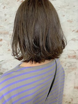 ルーファス メグロ(Ruufus Meguro) 40代50代/白髪ぼかしハイライト/動きのあるショート