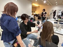 先輩が丁寧にサポート◎現場に近い環境でスタイリング！[大宮/大宮駅/レイヤーカット/髪質改善]