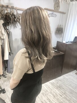 ヘアーアンドアトリエ マール(Hair&Atelier Marl) 【Marl】ホワイトベージュカラー×波巻きセミディ