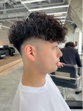 ラヴィズムバイフィフス(LUVISM by fifth) スペインカールパーマ刈り上げ万代新潟駅