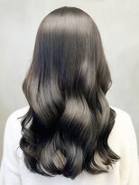 クオール(Quol)&nbsp;髪質改善カラーくびれ巻き髪ロングヘア透明アッシュグレージュ