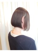大人可愛いアッシュベージュ前下がりボブ