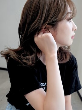 シェリー(Cherie) 耳掛けミディアム 似合わせカット ミルクティーベージュ