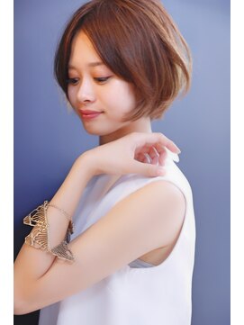 ブーケ(BOUQUET) 前下がり斜めバング 大人ボブセンターパート