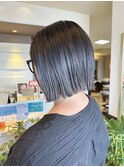 モノトーンに合わせた切りっぱなしボブ。